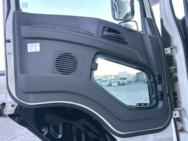 いすゞギガアルミウイング大型（10t）[写真13]