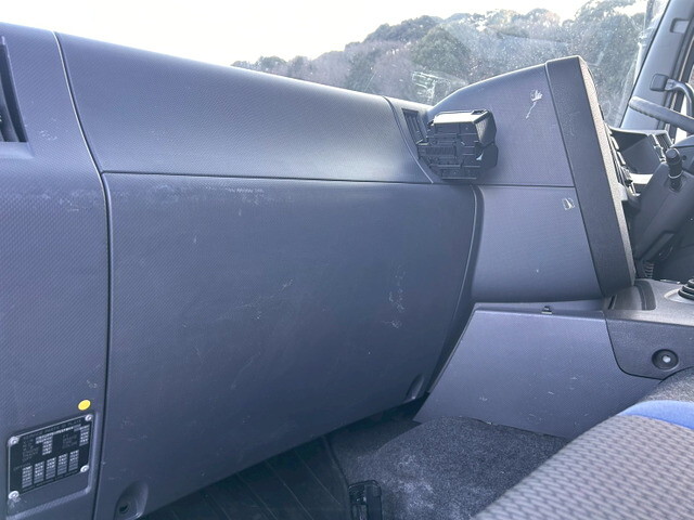 いすゞギガアルミウイング大型（10t）[写真18]