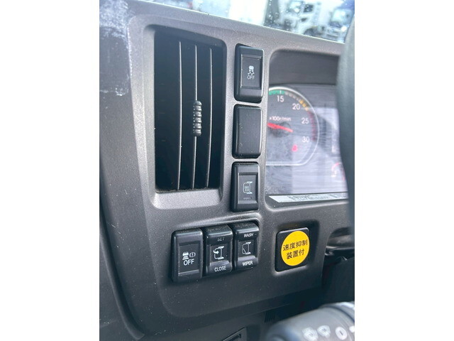 いすゞギガアルミウイング大型（10t）[写真22]