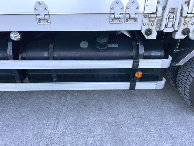 いすゞギガアルミウイング大型（10t）[写真30]