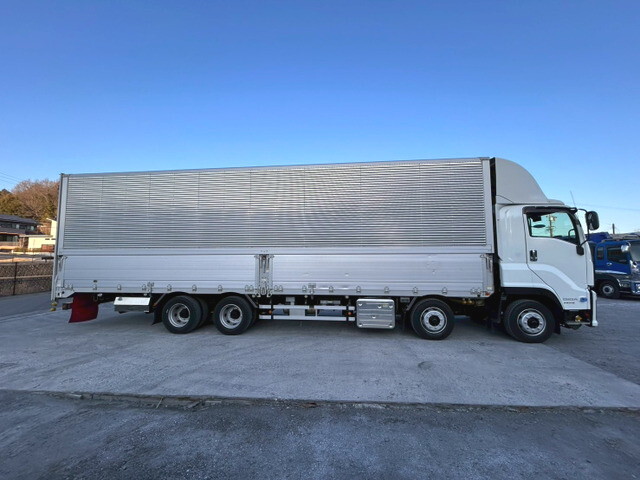 いすゞギガアルミウイング大型（10t）[写真07]