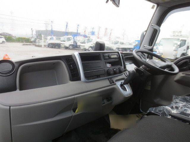 三菱ふそうキャンター平ボディ小型（2t・3t）[写真12]