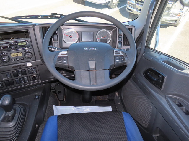 いすゞギガアルミウイング大型（10t）[写真22]