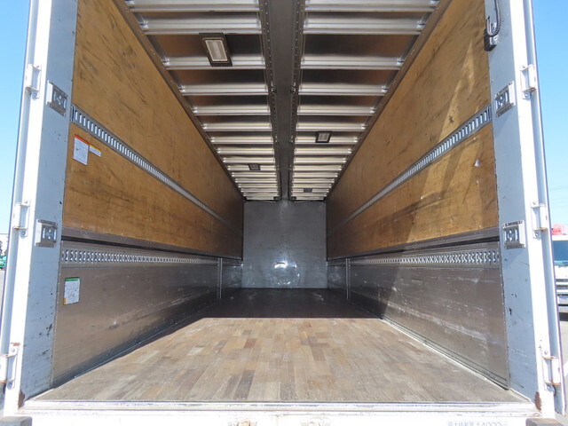 いすゞギガアルミウイング大型（10t）[写真30]