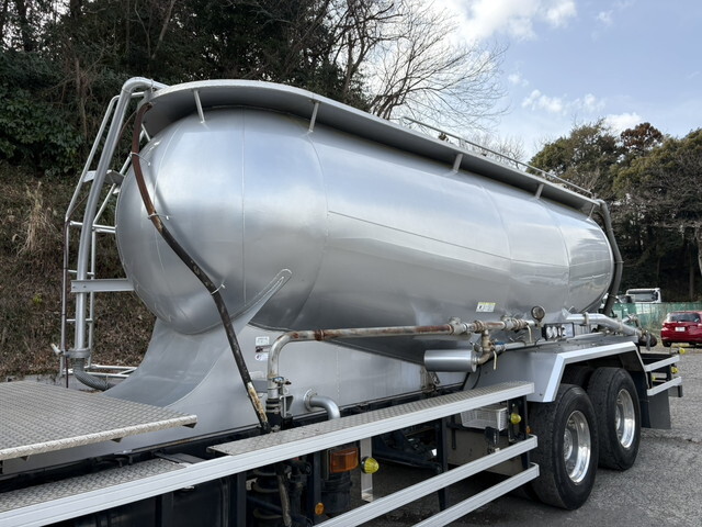 UDトラックスクオンバルク車（粉粒体運搬車）大型（10t）[写真13]