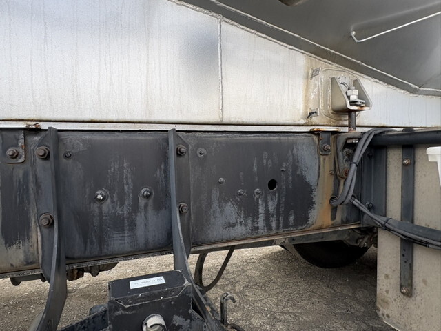 UDトラックスクオンバルク車（粉粒体運搬車）大型（10t）[写真20]