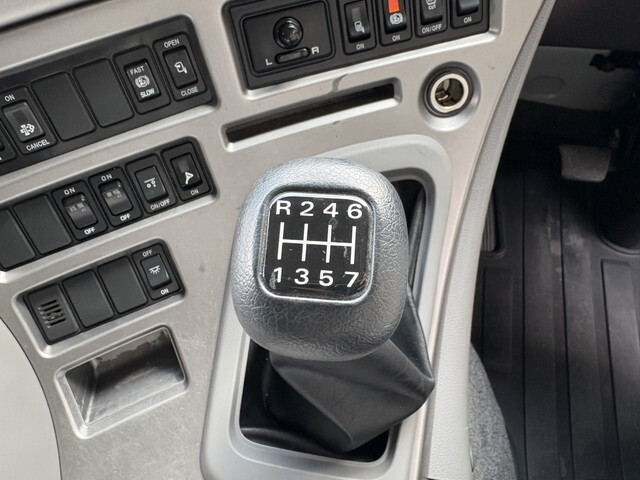 UDトラックスクオンバルク車（粉粒体運搬車）大型（10t）[写真30]