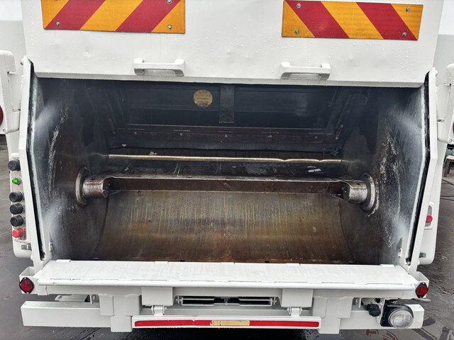 日野レンジャーパッカー車（塵芥車）中型（4t）[写真11]