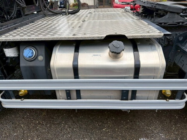 UDトラックスクオントレーラーヘッド（トラクターヘッド）大型（10t）[写真10]