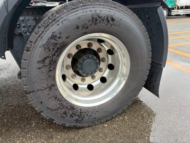 UDトラックスクオントレーラーヘッド（トラクターヘッド）大型（10t）[写真12]