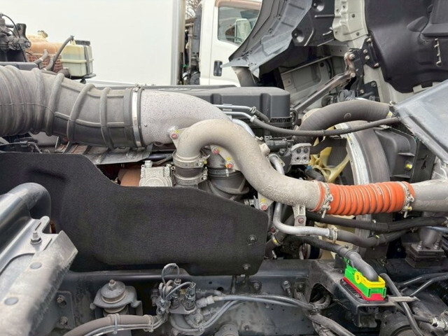 UDトラックスクオントレーラーヘッド（トラクターヘッド）大型（10t）[写真14]