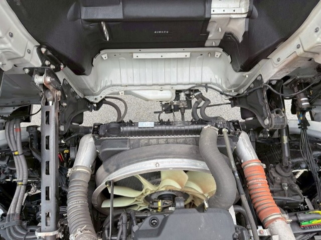 UDトラックスクオントレーラーヘッド（トラクターヘッド）大型（10t）[写真16]