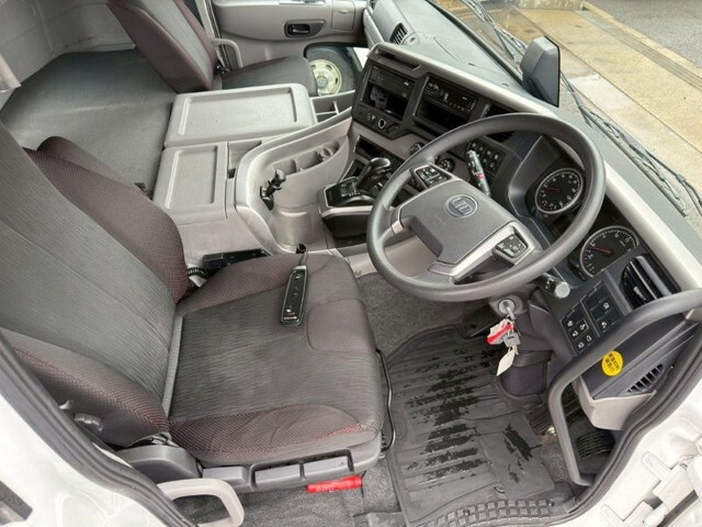 UDトラックスクオントレーラーヘッド（トラクターヘッド）大型（10t）[写真19]