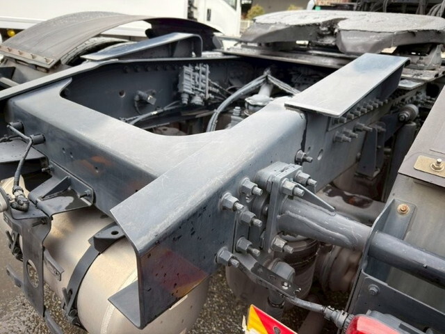 UDトラックスクオントレーラーヘッド（トラクターヘッド）大型（10t）[写真07]