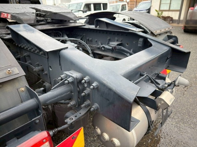 UDトラックスクオントレーラーヘッド（トラクターヘッド）大型（10t）[写真08]