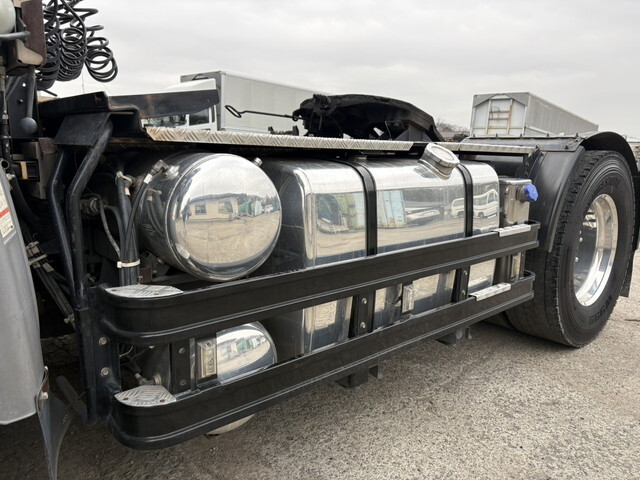 UDトラックスクオントレーラーヘッド（トラクターヘッド）大型（10t）[写真12]