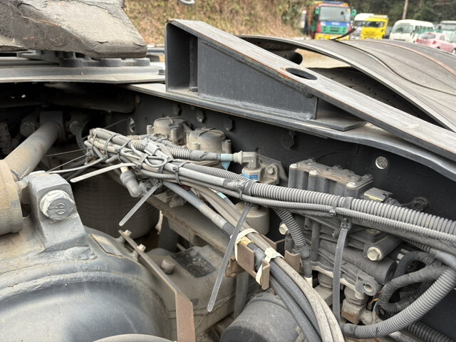 UDトラックスクオントレーラーヘッド（トラクターヘッド）大型（10t）[写真17]