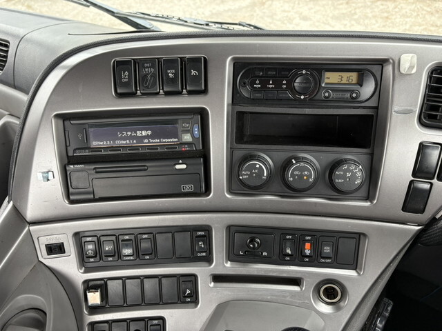 UDトラックスクオントレーラーヘッド（トラクターヘッド）大型（10t）[写真21]