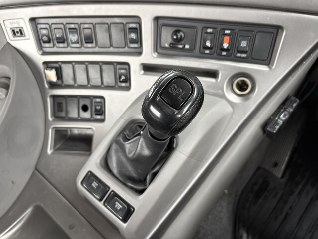 UDトラックスクオントレーラーヘッド（トラクターヘッド）大型（10t）[写真22]