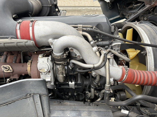 UDトラックスクオントレーラーヘッド（トラクターヘッド）大型（10t）[写真28]