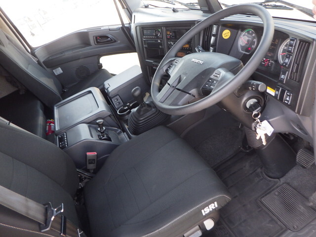 いすゞギガアルミウイング大型（10t）[写真03]