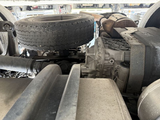 UDトラックスクオントレーラーヘッド（トラクターヘッド）大型（10t）[写真13]