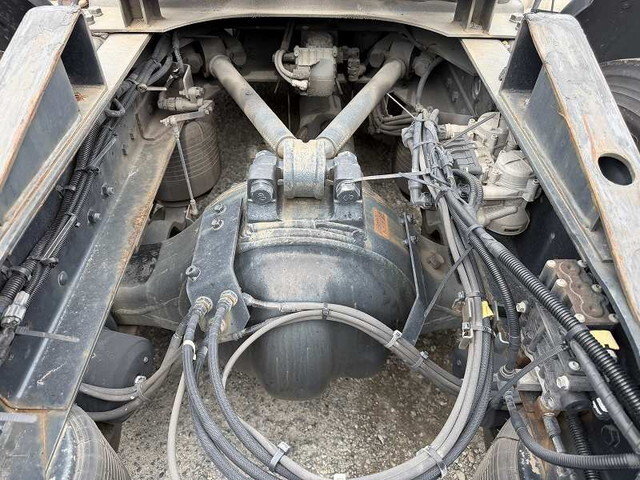 UDトラックスクオントレーラーヘッド（トラクターヘッド）大型（10t）[写真21]