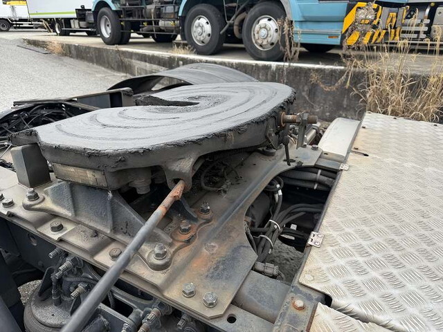 UDトラックスクオントレーラーヘッド（トラクターヘッド）大型（10t）[写真25]