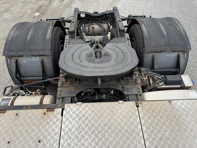 UDトラックスクオントレーラーヘッド（トラクターヘッド）大型（10t）[写真26]