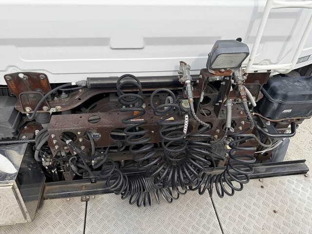 UDトラックスクオントレーラーヘッド（トラクターヘッド）大型（10t）[写真27]