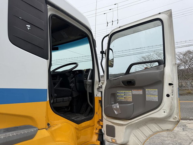 UDトラックスクオントレーラーヘッド（トラクターヘッド）大型（10t）[写真29]