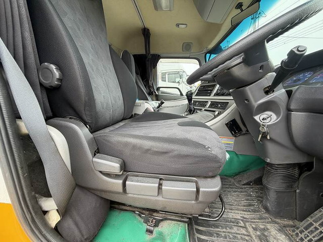 UDトラックスクオントレーラーヘッド（トラクターヘッド）大型（10t）[写真30]