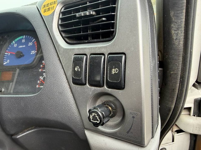 UDトラックスクオントレーラーヘッド（トラクターヘッド）大型（10t）[写真31]