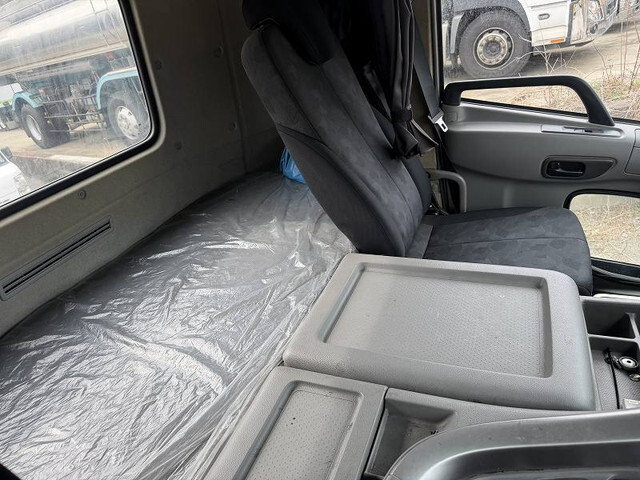 UDトラックスクオントレーラーヘッド（トラクターヘッド）大型（10t）[写真37]