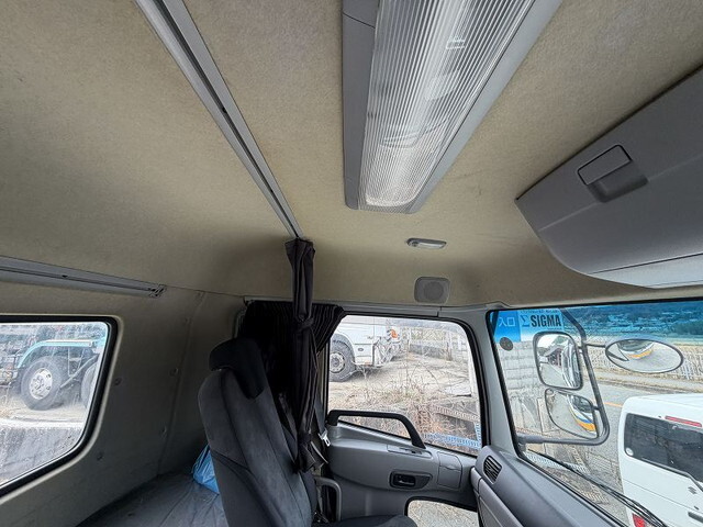 UDトラックスクオントレーラーヘッド（トラクターヘッド）大型（10t）[写真38]