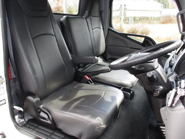 三菱ふそうキャンター平ボディ小型（2t・3t）[写真16]