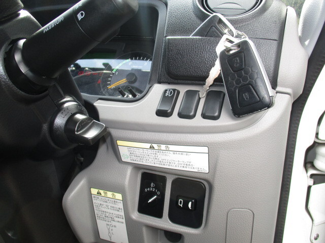 三菱ふそうキャンター平ボディ小型（2t・3t）[写真17]