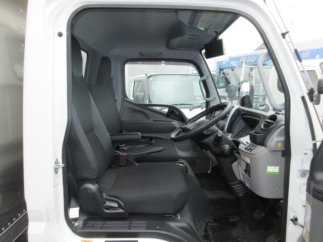 三菱ふそうキャンターアルミバン小型（2t・3t）[写真10]