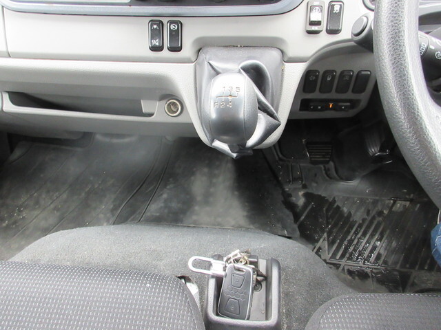 三菱ふそうキャンターアルミバン小型（2t・3t）[写真13]