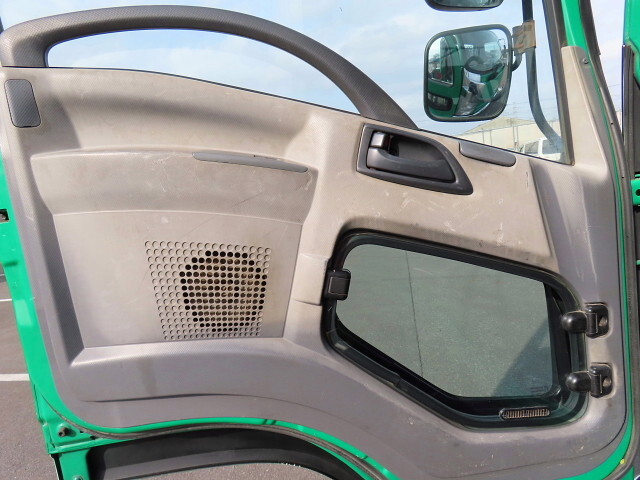 いすゞフォワードコンテナ専用車中型（4t）[写真25]