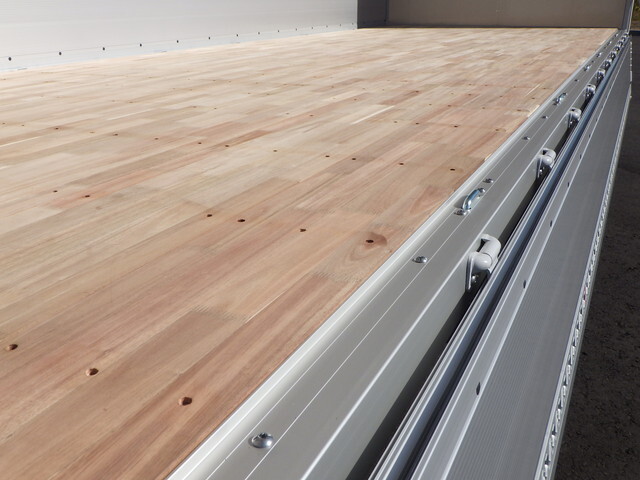 三菱ふそうファイターアルミウイング中型（4t）[写真07]