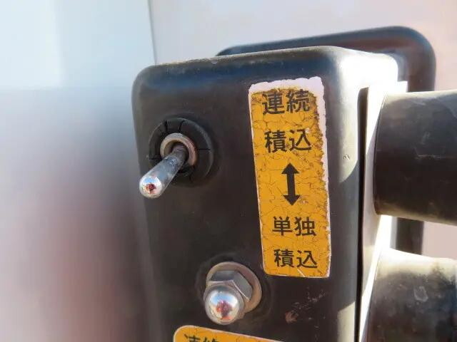 いすゞフォワードパッカー車（塵芥車）中型（4t）[写真27]