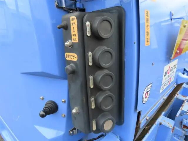 いすゞフォワードパッカー車（塵芥車）中型（4t）[写真28]