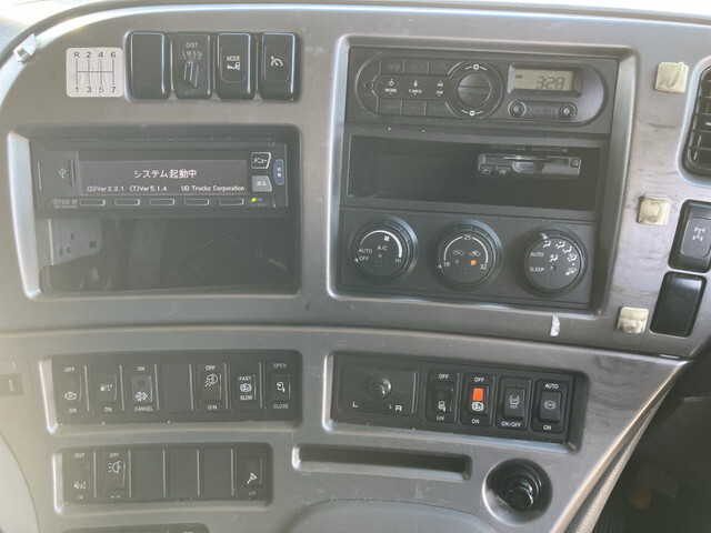 UDトラックスクオンアルミウイング大型（10t）[写真37]