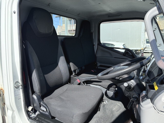三菱ふそうキャンター平ボディ小型（2t・3t）[写真28]