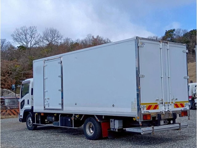 いすゞフォワード冷凍車（冷蔵車）中型（4t）[写真02]