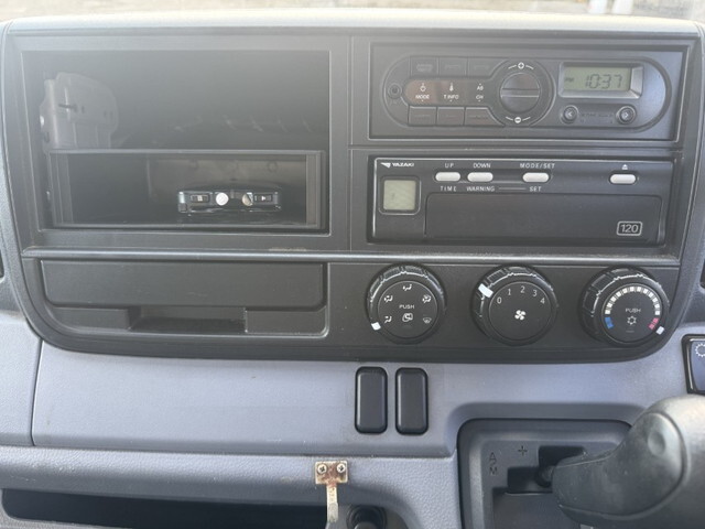 三菱ふそうキャンターアルミバン小型（2t・3t）[写真10]