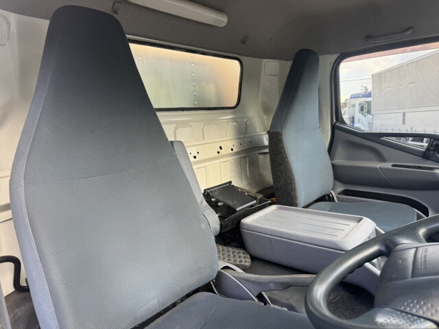 三菱ふそうキャンターアルミバン小型（2t・3t）[写真05]