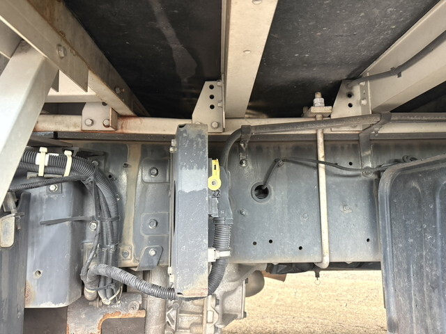 UDトラックスクオンアルミウイング大型（10t）[写真16]