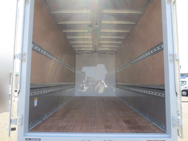 三菱ふそうキャンターアルミウイング小型（2t・3t）[写真11]